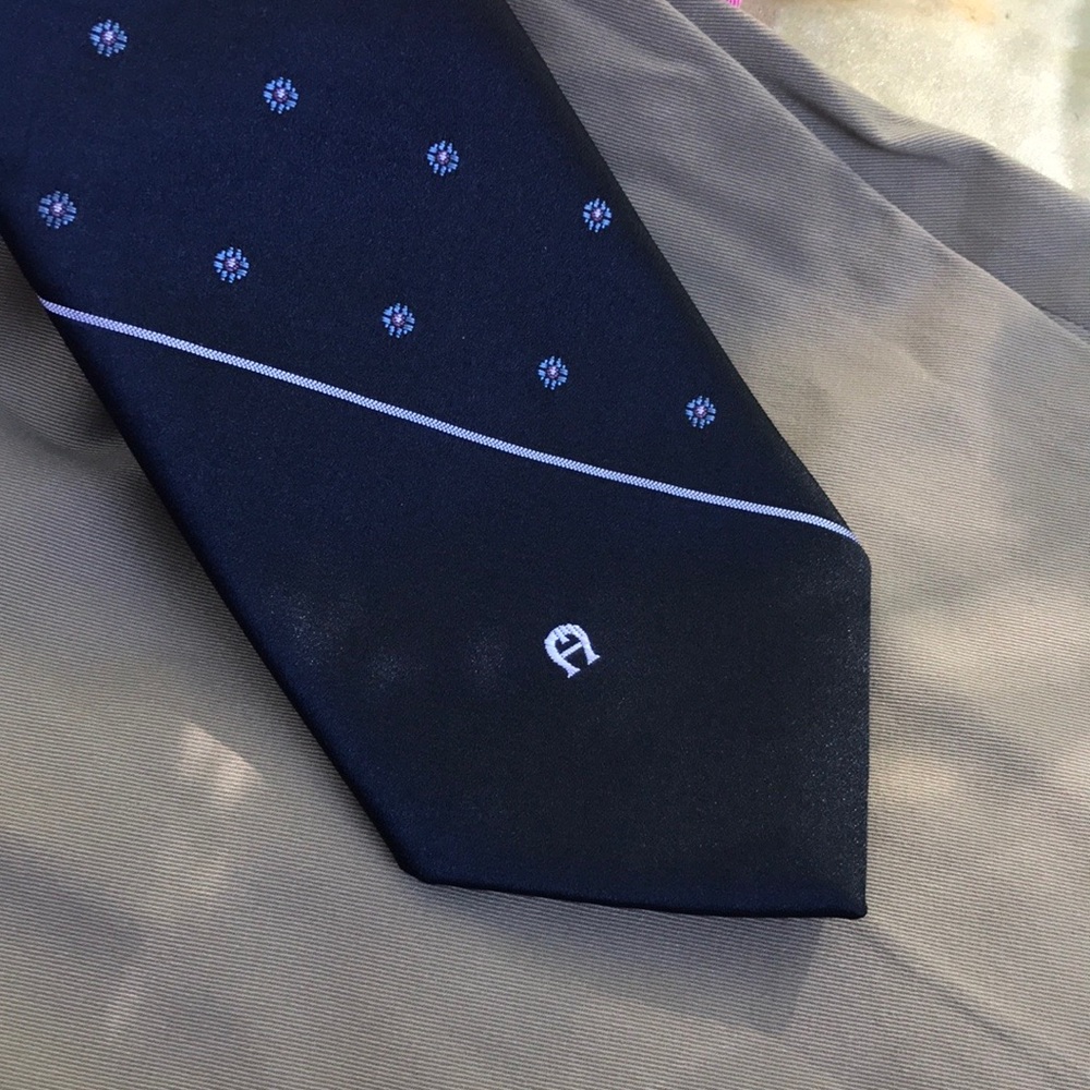Etienne Aigner Navy Blue Floral Neck Tie Circles - Picture 7 of 8